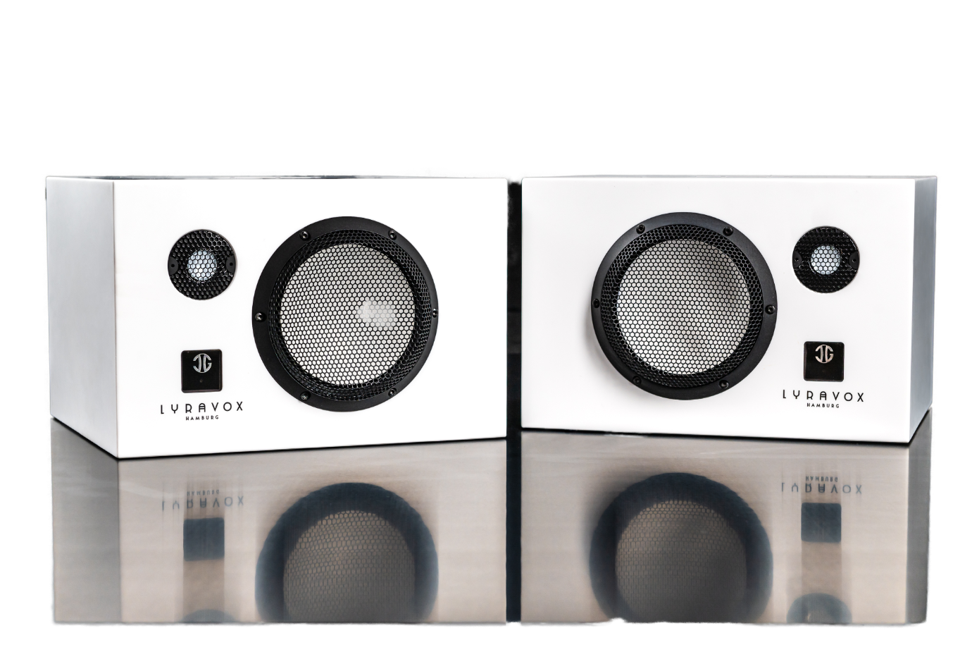 Lyravox Karlsson – zwei vollaktive High-End-Lautsprecher von vorne auf reflektierendem Untergrund
